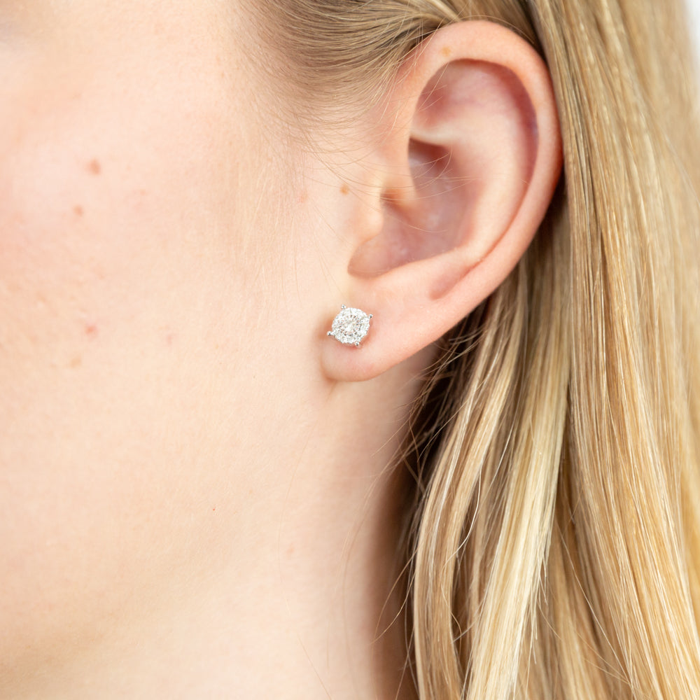 9ct White Gold Lovely Diamond Stud Earrings