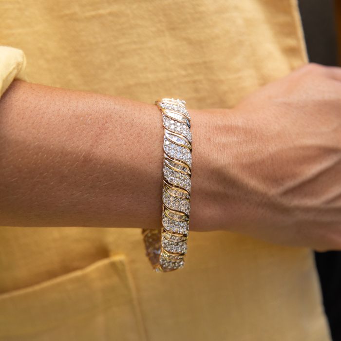 9ct Yellow Gold 10.6 Carat Diamond  18.5cm Bracelet with Brilliants and Baguettes