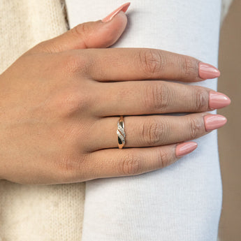 9ct Yellow Gold Diamond Ring with 8 Briliiant Diamonds