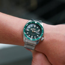 Load image into Gallery viewer, Seiko 5 SRPD63K Automatic Stainless Steel Mens Watch