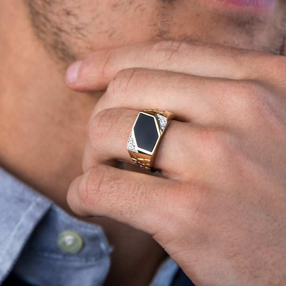 9ct Yellow Gold Plain Onyx and Diamond Patterned Side Gents Ring